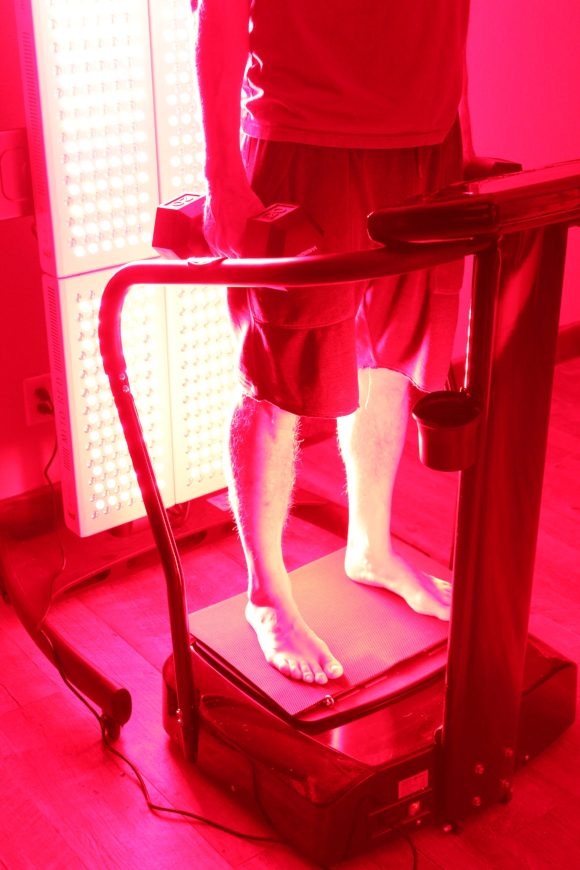 guy-red-light-vibration-plate-weights-scaled